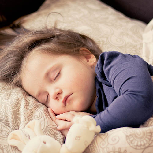  une maman avec son bébé pharmacie Centrale d'Athis-Mons